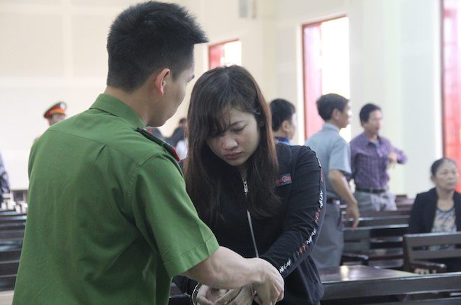 Nghe toà tuyên, nữ bị cáo giết người ngã khuỵu trước vành móng ngựa - Ảnh 1. Nghe toà tuyên, nữ bị cáo giết người ngã quỵ trước vành móng ngựa 1