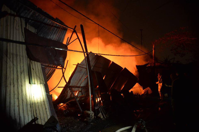 Hà Nội: Cháy xưởng phế liệu ở Triều Khúc, 50 cán bộ, chiến sỹ được huy động dập lửa 4