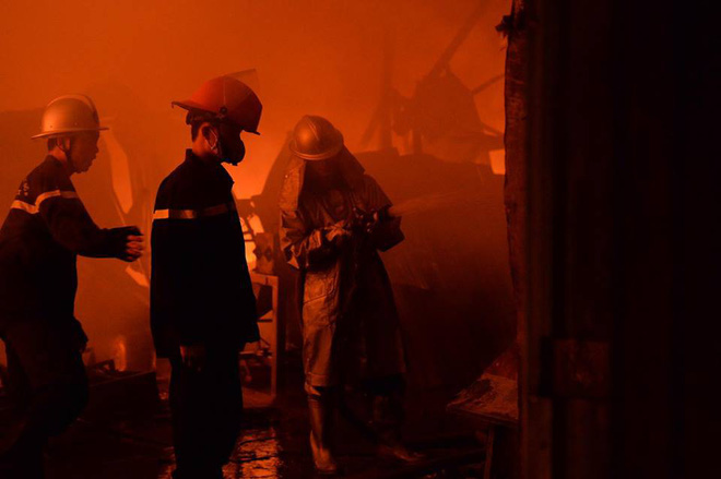 Hà Nội: Đang cháy xưởng phế liệu ở Triều Khúc, 50 cán bộ, chiến sỹ được huy động dập lửa - Ảnh 6.