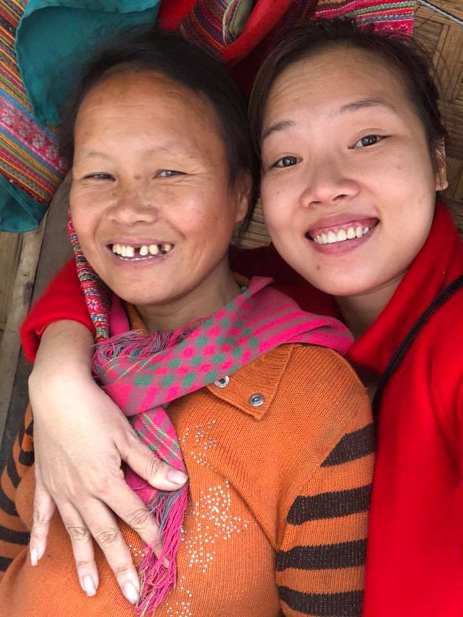 Mẹ ruột đột ngột qua đời, bé gái bị liệt 2 chân ngồi giữa trời đông lạnh giá ở Mường Lát được thai phụ Sài Gòn nhận làm con nuôi - Ảnh 2.