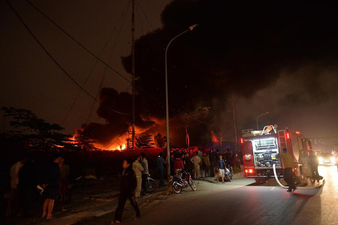 Hà Nội: Cháy xưởng phế liệu ở Triều Khúc, 50 cán bộ, chiến sỹ được huy động dập lửa 5