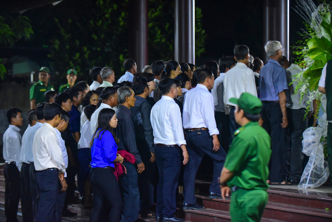 Người dân vượt đường xa đến viếng nguyên Thủ tướng Phan Văn Khải trong đêm - Ảnh 3. Người dân vượt đường xa đến viếng nguyên Thủ tướng Phan Văn Khải trong đêm 3