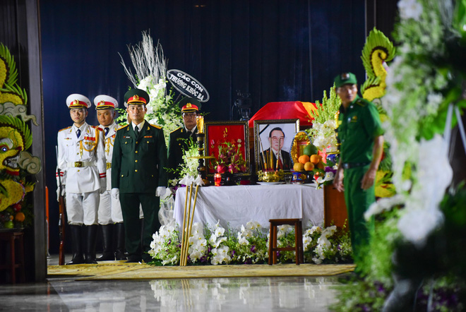 Người dân vượt đường xa đến viếng nguyên Thủ tướng Phan Văn Khải trong đêm - Ảnh 4. Người dân vượt đường xa đến viếng nguyên Thủ tướng Phan Văn Khải trong đêm 4
