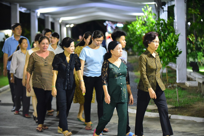 Người dân vượt đường xa đến viếng nguyên Thủ tướng Phan Văn Khải trong đêm - Ảnh 1. Người dân vượt đường xa đến viếng nguyên Thủ tướng Phan Văn Khải trong đêm 1