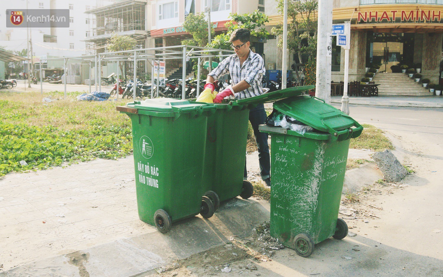 Quá yêu Đà Nẵng, chàng trai Tây lặng lẽ nhặt rác mỗi ngày: “Tôi không muốn thành phố này mất đẹp trong lòng du khách - Ảnh 8. Quá yêu Đà Nẵng, chàng trai Tây lặng lẽ nhặt rác mỗi ngày: “Tôi không muốn thành phố này mất đẹp trong lòng du khách' 7