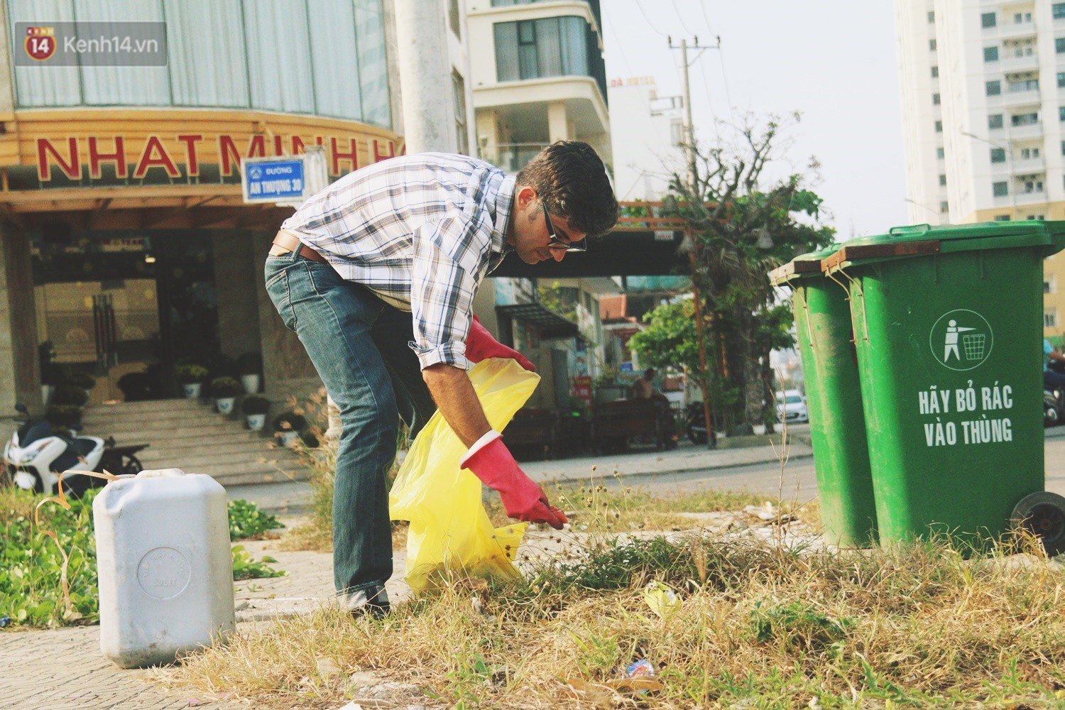 Quá yêu Đà Nẵng, chàng trai Tây lặng lẽ nhặt rác mỗi ngày: “Tôi không muốn thành phố này mất đẹp trong lòng du khách' 11