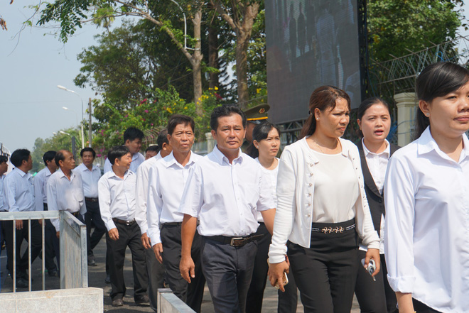 Người dân vượt đường xa đến viếng nguyên Thủ tướng Phan Văn Khải trong đêm - Ảnh 7.