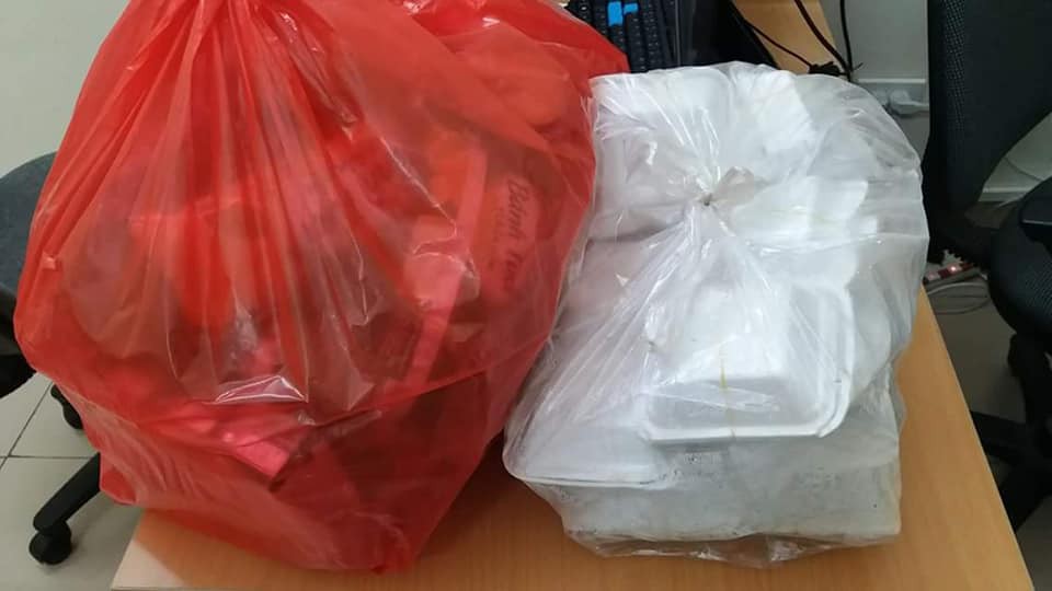 Thấy dòng người mệt lả vì tắc đường suốt 4, 5 tiếng trên cao tốc Pháp Vân, nhóm tài xế quyết định làm việc khiến ai cũng nể phục 2 Thấy dòng người mệt lả vì tắc đường suốt 4, 5 tiếng trên cao tốc Pháp Vân, nhóm tài xế quyết định làm việc khiến ai cũng nể phục 2