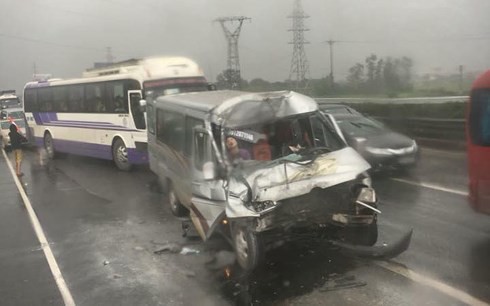 4 vụ tai nạn xảy ra cùng một buổi chiều trên cao tốc Pháp Vân - Cầu Giẽ: Danh tính 3 người tử vong - Ảnh 2. 4 vụ tai nạn xảy ra cùng một buổi chiều trên cao tốc Pháp Vân - Cầu Giẽ: Danh tính 3 người tử vong 2