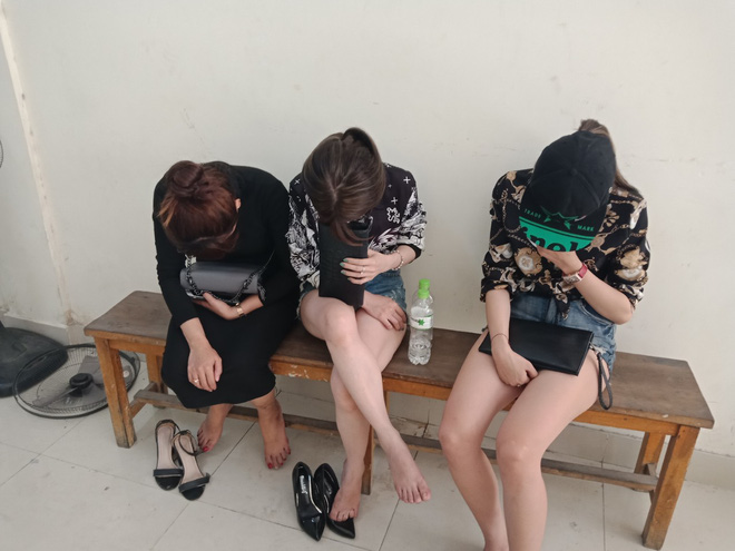 Cảnh sát đột kích quán bar ở Sài Gòn, 11 cô gái ăn mặc hở hang thác loạn dương tính với ma túy - Ảnh 1.