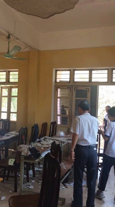 Sập trần trường THPT Trần Nhân Tông, 3 học sinh bị thương - Ảnh 2. Sập trần trường THPT Trần Nhân Tông, 3 học sinh bị thương 2