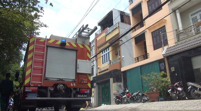 Đốt thuốc làm cháy căn nhà 3 tầng ở Sài Gòn, nhiều người thoát chết - Ảnh 2. Đốt thuốc làm cháy căn nhà 3 tầng ở Sài Gòn, nhiều người thoát chết 2