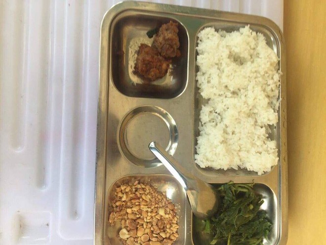 Hà Nội: Thêm một phụ huynh tố bữa trưa trị giá 15.000 đồng của học sinh lớp 2 chỉ có 2 viên chả cùng ít muối vừng - Ảnh 1.