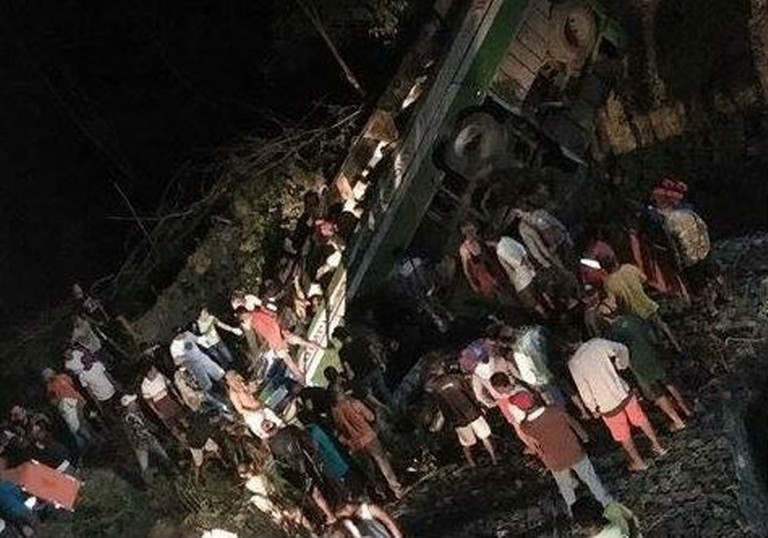 Xe buýt lao xuống vách đá, ít nhất 19 người thiệt mạng ở Philippines - Ảnh 1.