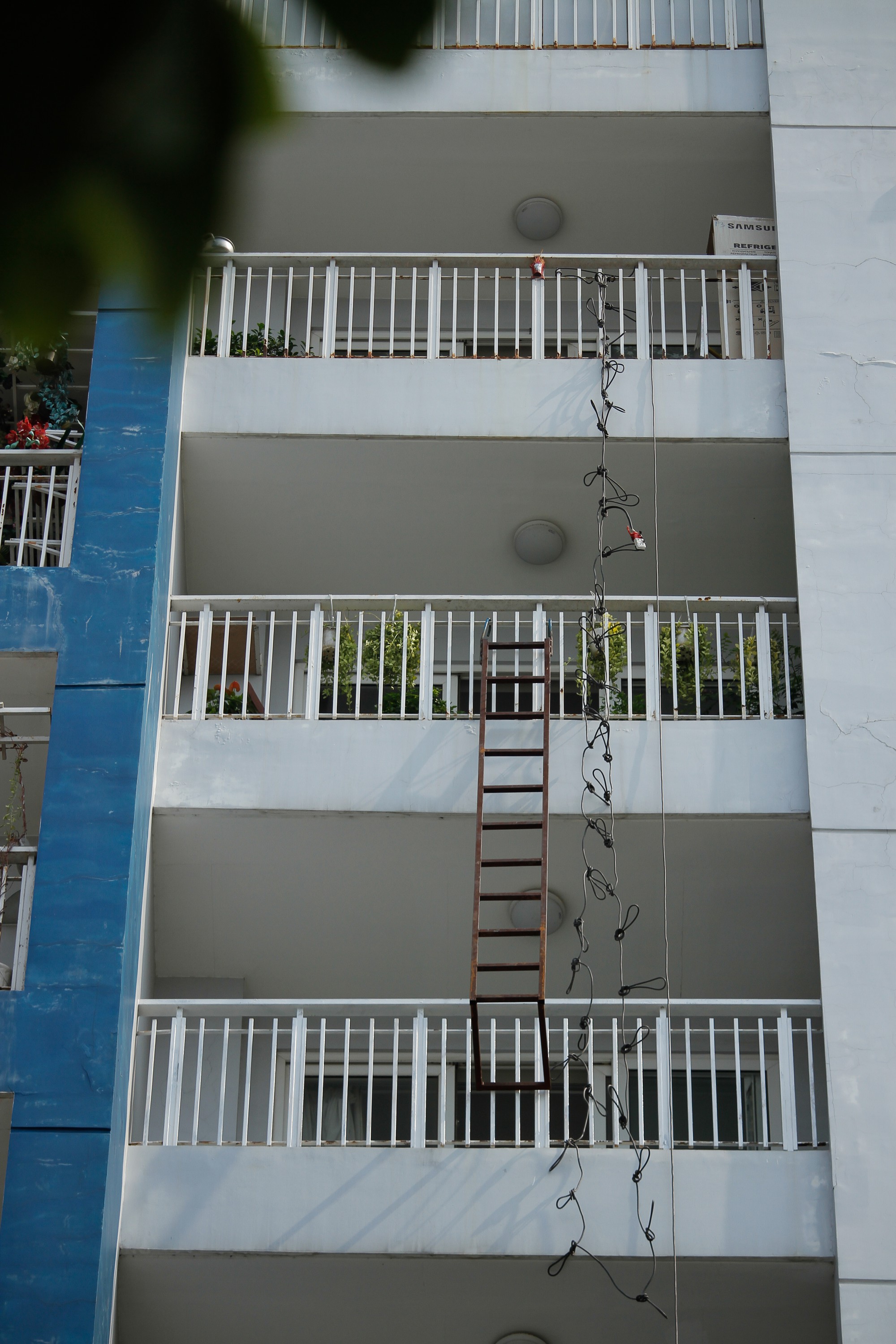 Ám ảnh những chiếc thang dây cháy đen, chăn và rèm cửa lủng lẳng tại hiện trường vụ cháy khiến 13 người thiệt mạng ở Sài Gòn 4