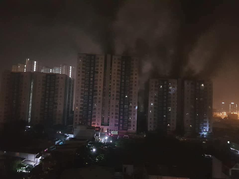 Hiện trường đầy ám ảnh vụ cháy khiến ít nhất 13 người tử vong tại chung cư Carina Plaza ở Sài Gòn - Ảnh 1. Vụ cháy chung cư khiến 13 người chết: Hàng trăm xe máy, ô tô bị thiêu rụi 1