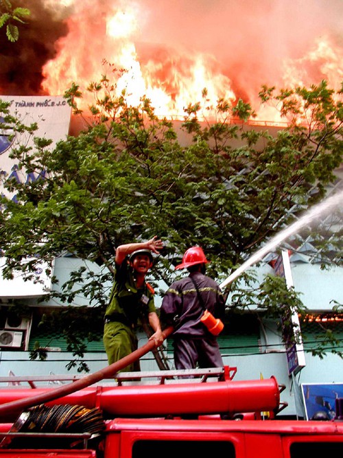 16 năm sau thảm họa ITC, người Sài Gòn lại bàng hoàng trước nỗi đau và mất mát quá lớn trong vụ cháy chung cư Carina 6