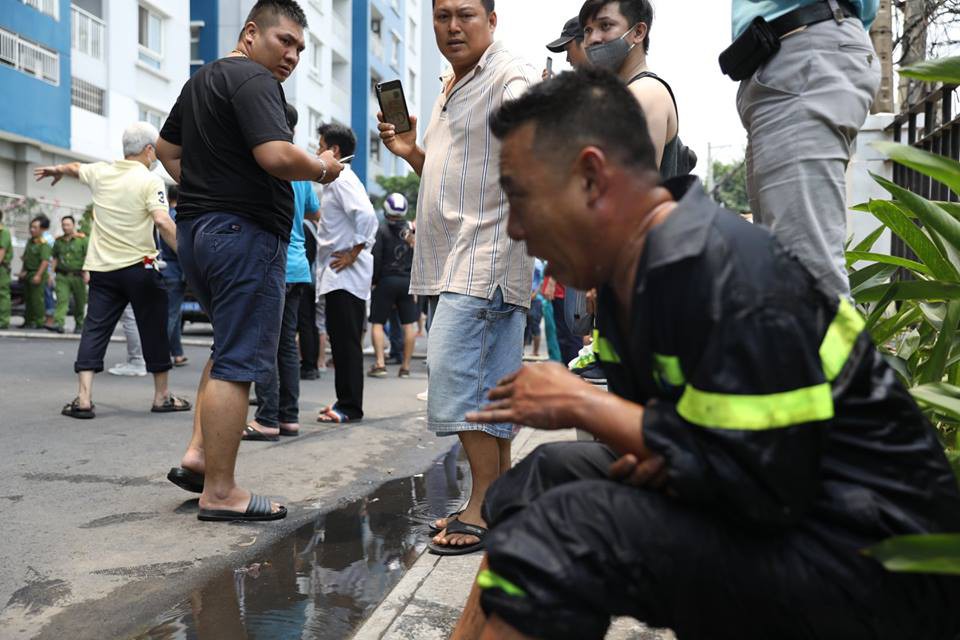 Nữ phóng viên chụp bức ảnh anh lính cứu hỏa bị bỏng tuột da tay: Anh ấy chỉ ngồi đó, mắt vẫn hướng về đồng đội và đám cháy - Ảnh 3. Nữ phóng viên chụp bức ảnh anh lính cứu hỏa bị bỏng tuột da tay: 'Anh ấy chỉ ngồi đó, mắt vẫn hướng về đồng đội và đám cháy' 3