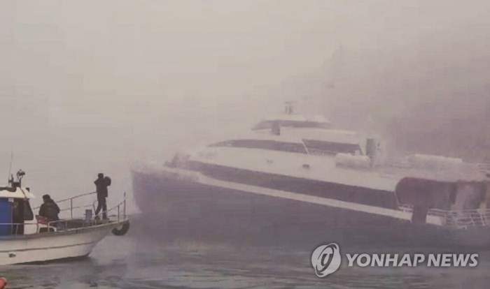 Hàn Quốc: Phà chở khách đâm vào đá, 163 hành khách thoát chết trong gang tấc 1