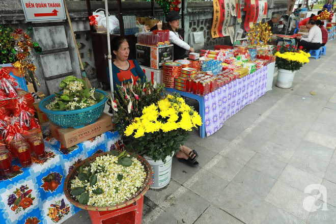 Người phụ nữ bán hoa gói lá cuối cùng đất Hà thành, trải 70 mùa hoa vẫn say mê - Ảnh 2.