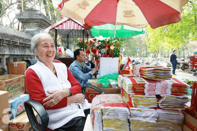 Người phụ nữ bán hoa gói lá cuối cùng đất Hà thành, trải 70 mùa hoa vẫn say mê 3