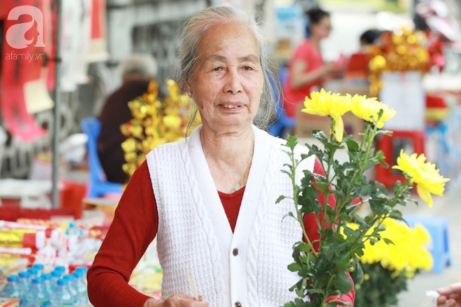 Người phụ nữ bán hoa gói lá cuối cùng đất Hà thành, trải 70 mùa hoa vẫn say mê - Ảnh 5.