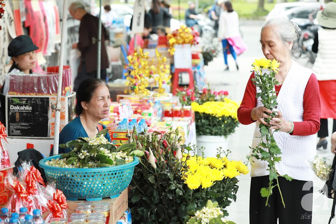 Người phụ nữ bán hoa gói lá cuối cùng đất Hà thành, trải 70 mùa hoa vẫn say mê - Ảnh 8.