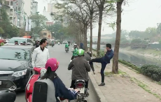 Hà Nội: Hai tài xế biến luôn thành võ sĩ MMA sau va chạm giao thông 1 Hà Nội: Hai tài xế biến luôn thành võ sĩ MMA sau va chạm giao thông 1