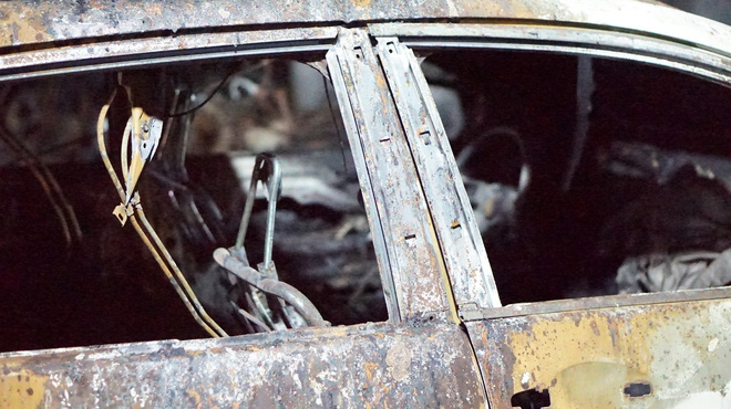 Hình ảnh xe Mercedes đắt tiền cháy nham nhở ở tầng hầm chung cư Carina 8