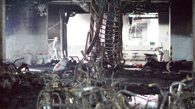 Hình ảnh xe Mercedes đắt tiền cháy nham nhở ở tầng hầm chung cư Carina 3