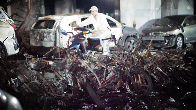 Hình ảnh xe Mercedes đắt tiền cháy nham nhở ở tầng hầm chung cư Carina 1