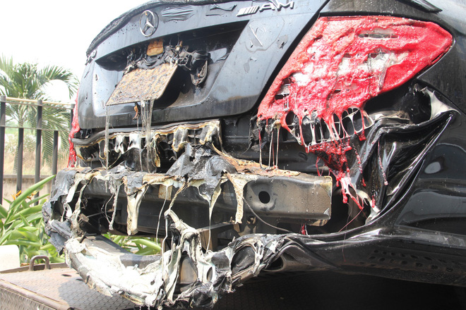 Hình ảnh xe Mercedes đắt tiền cháy nham nhở ở tầng hầm chung cư Carina - Ảnh 12.