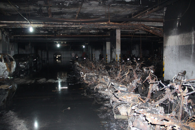 Hình ảnh xe Mercedes đắt tiền cháy nham nhở ở tầng hầm chung cư Carina - Ảnh 4.