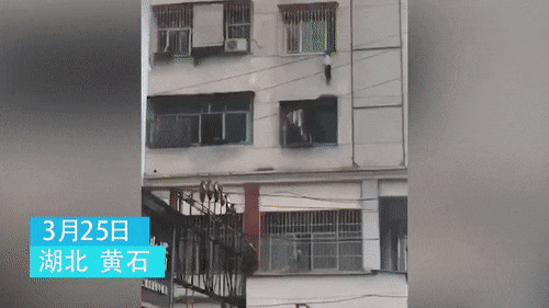 Trung Quốc: Bé trai đầu mắc kẹt vào khung sắt cửa sổ tầng 4, toàn thân treo lơ lửng giữa không trung - Ảnh 1.