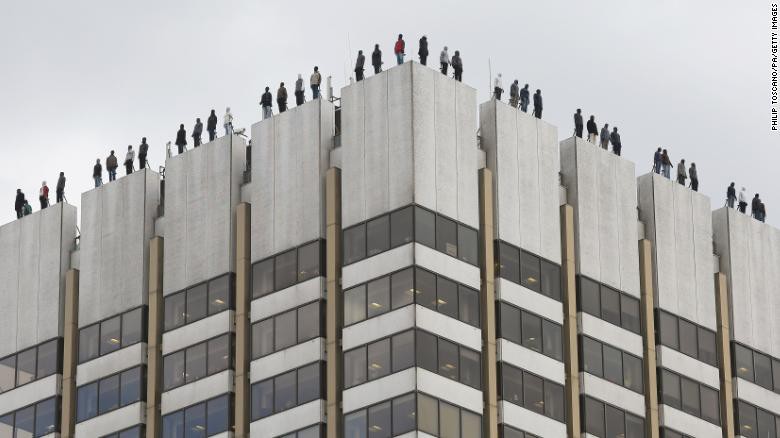 84 người bịt kín mặt đứng trên nóc nhà cao tầng, ai nhìn qua cũng nghĩ họ tự tử nhưng sự thật vô cùng cảm động - Ảnh 1.