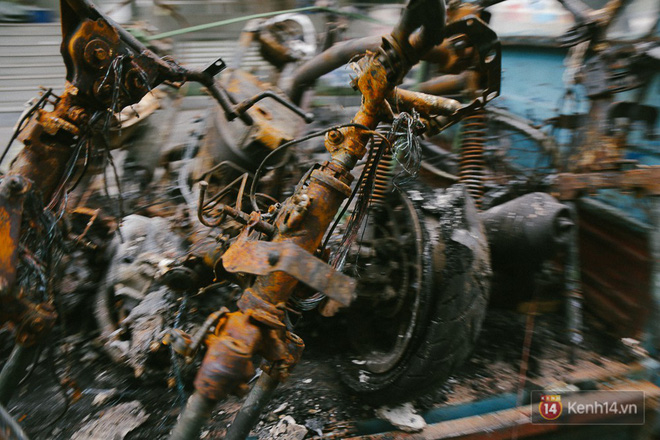 Hàng trăm xe máy, ô tô hạng sang bị cháy trơ khung tại chung cư Carina được kéo ra ngoài bán sắt vụn 15
