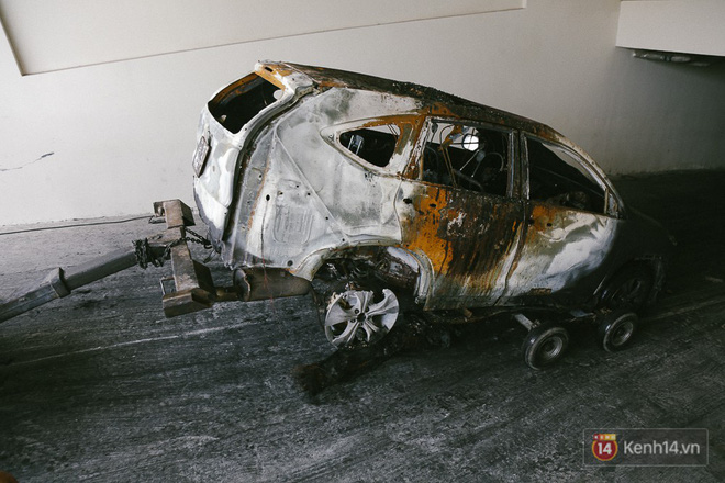 Hàng trăm xe máy, ô tô hạng sang bị cháy trơ khung tại chung cư Carina được kéo ra ngoài bán sắt vụn 6