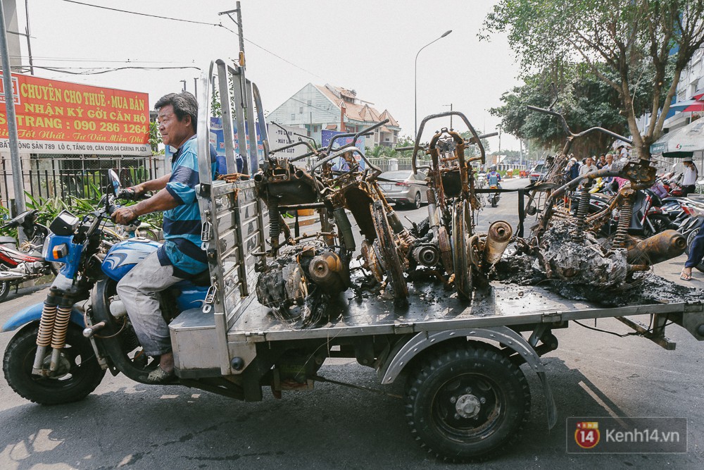 Hàng trăm xe máy, ô tô hạng sang bị cháy trơ khung tại chung cư Carina được kéo ra ngoài bán sắt vụn - Ảnh 8. Hàng trăm xe máy, ô tô hạng sang bị cháy trơ khung tại chung cư Carina được kéo ra ngoài bán sắt vụn 10
