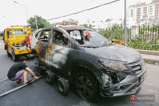 Hàng trăm xe máy, ô tô hạng sang bị cháy trơ khung tại chung cư Carina được kéo ra ngoài bán sắt vụn 8