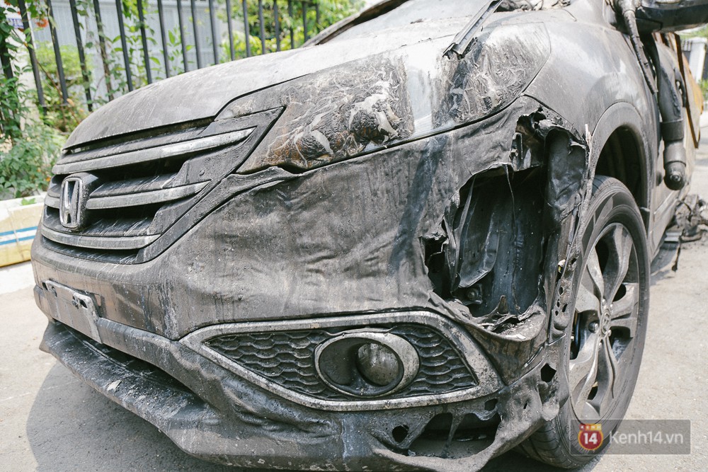 Hàng trăm xe máy, ô tô hạng sang bị cháy trơ khung tại chung cư Carina được kéo ra ngoài bán sắt vụn - Ảnh 3.