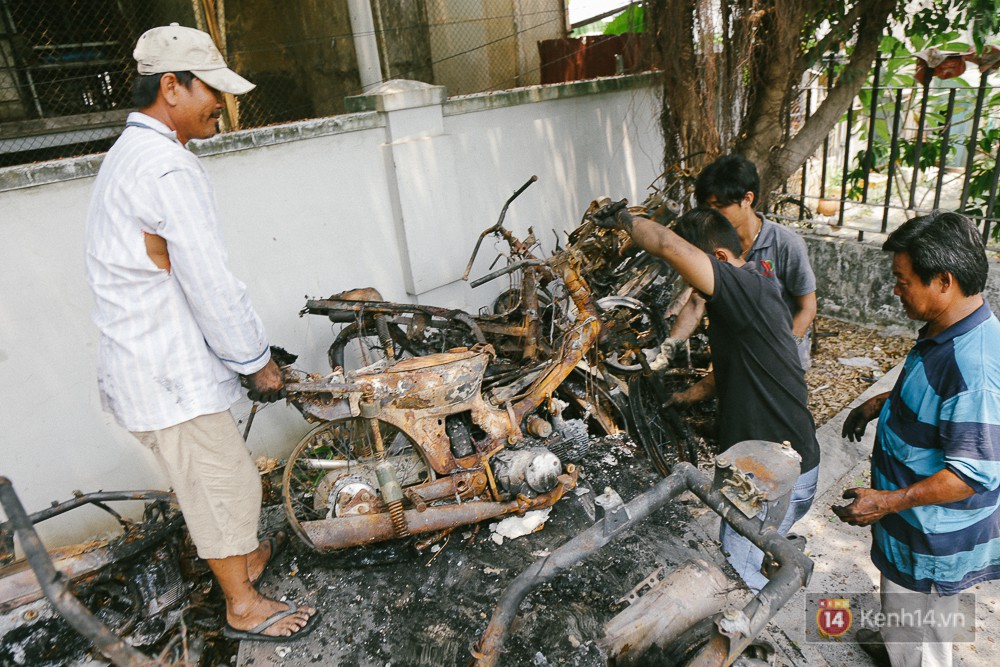 Hàng trăm xe máy, ô tô hạng sang bị cháy trơ khung tại chung cư Carina được kéo ra ngoài bán sắt vụn - Ảnh 15.