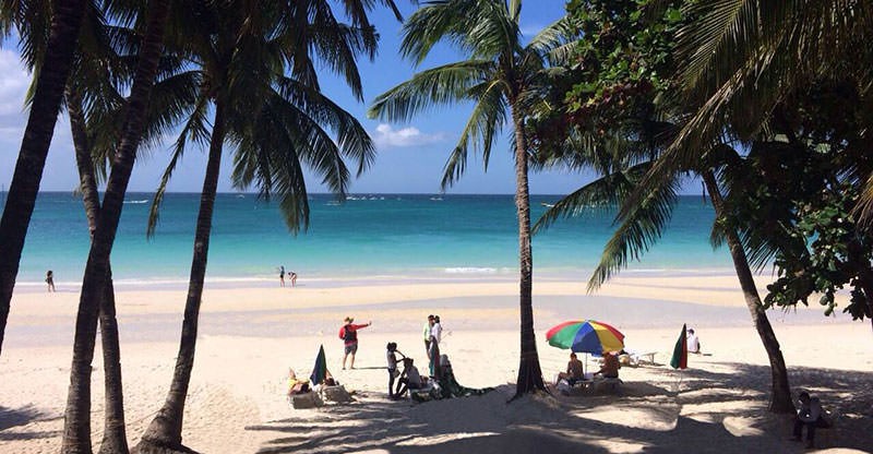 Chê khu du lịch bẩn như bể bơi chưa dọn, Tổng thống Philippines thẳng tay đóng cửa bãi biển nổi tiếng Boracay để nâng cấp - Ảnh 1.