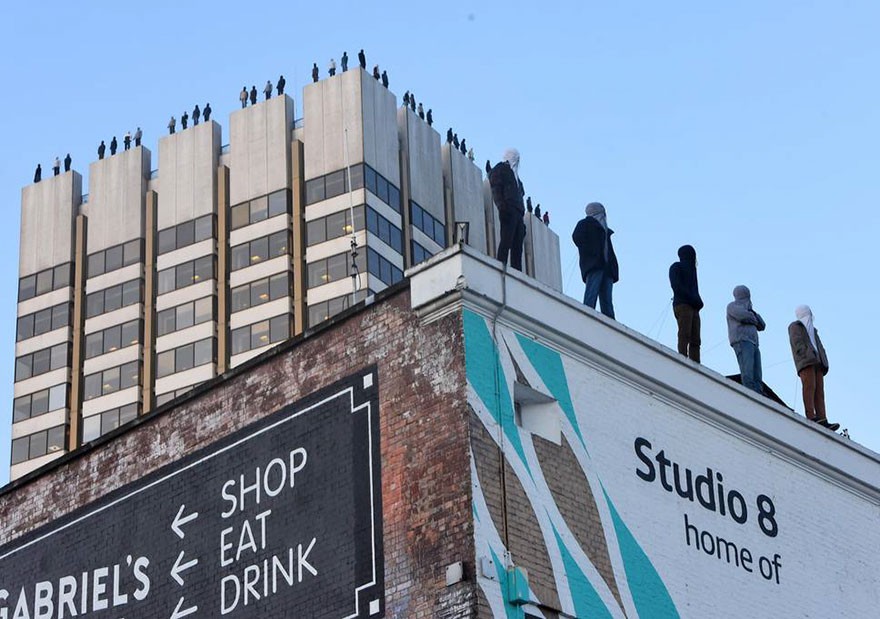 84 người bịt kín mặt đứng trên nóc nhà cao tầng, ai nhìn qua cũng nghĩ họ tự tử nhưng sự thật vô cùng cảm động - Ảnh 5.
