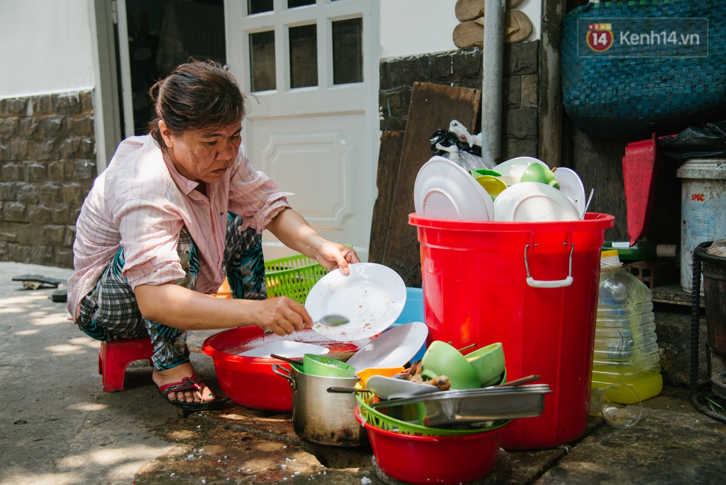 Cô bán cơm dễ thương hết sức ở Sài Gòn: 10 ngàn cũng bán, khách nhiêu tiền cũng có cơm ăn” - Ảnh 10.