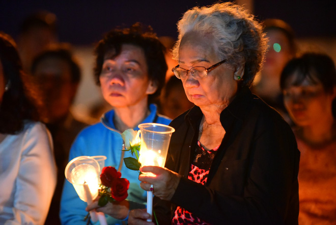 Nước mắt và hoa hồng cho 13 nạn nhân tử nạn sau vụ cháy chung cư Carina - Ảnh 6.