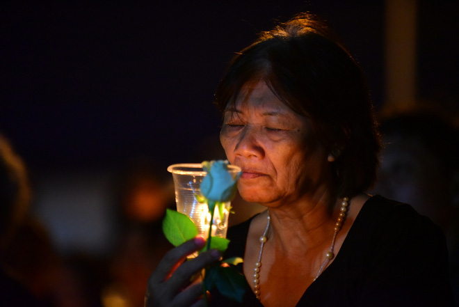 Nước mắt và hoa hồng cho 13 nạn nhân tử nạn sau vụ cháy chung cư Carina 7