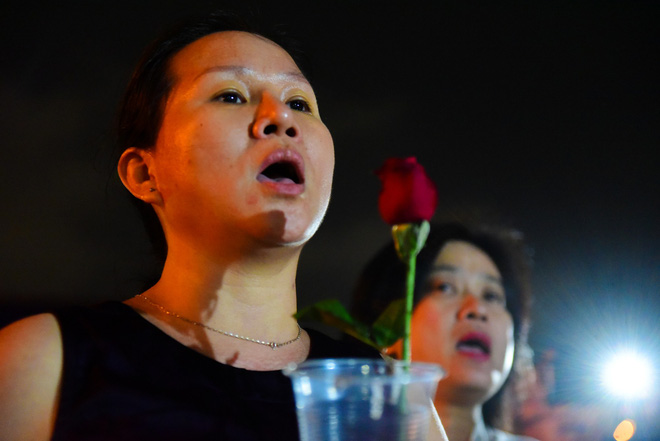 Nước mắt và hoa hồng cho 13 nạn nhân tử nạn sau vụ cháy chung cư Carina - Ảnh 17.
