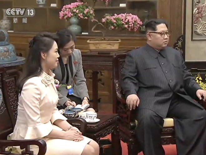 Mặc đồ rất giản dị, phu nhân ông Kim Jong Un vẫn làm cộng đồng mạng TQ sôi sục vì quá đẹp - Ảnh 3. Dân mạng xứ Trung sôi sục trước khí chất ngút trời của phu nhân ông Kim Jong Un 1