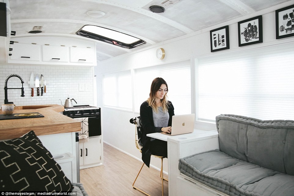 Cặp vợ chồng bỏ ra gần 1 tỷ đồng mua xe buýt cũ về tân trang, ai cũng choáng ngợp khi bước vào bên trong - Ảnh 5. Cặp vợ chồng bỏ ra gần 1 tỷ đồng mua xe buýt cũ về tân trang, ai cũng choáng ngợp khi bước vào bên trong 5