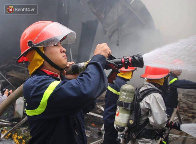 Clip và ảnh: Người dân xung quanh đập tường cứu hàng và tiểu thương giữa đám cháy ngùn ngụt ở chợ Hà Nội 11